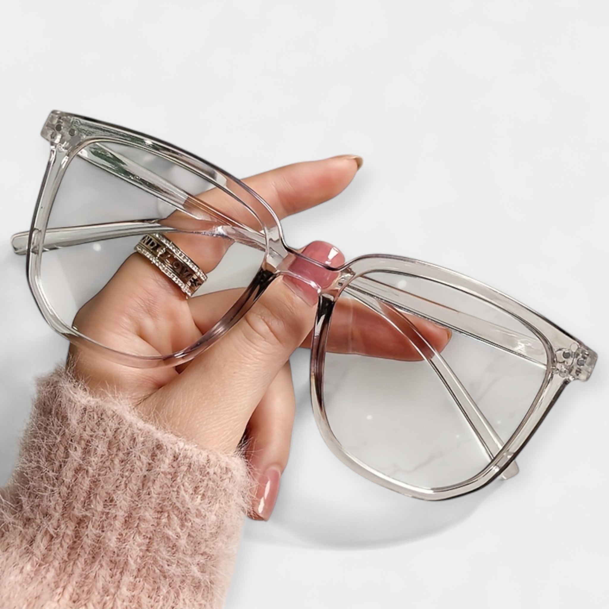 Kvadratna očala z zaščito pred modro svetlobo" can be rewritten as "Kvadratna očala z modro svetlobno zaščito.