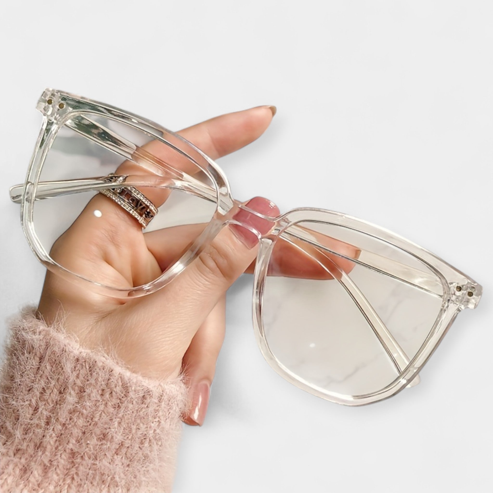 Kvadratna očala z zaščito pred modro svetlobo" can be rewritten as "Kvadratna očala z modro svetlobno zaščito.