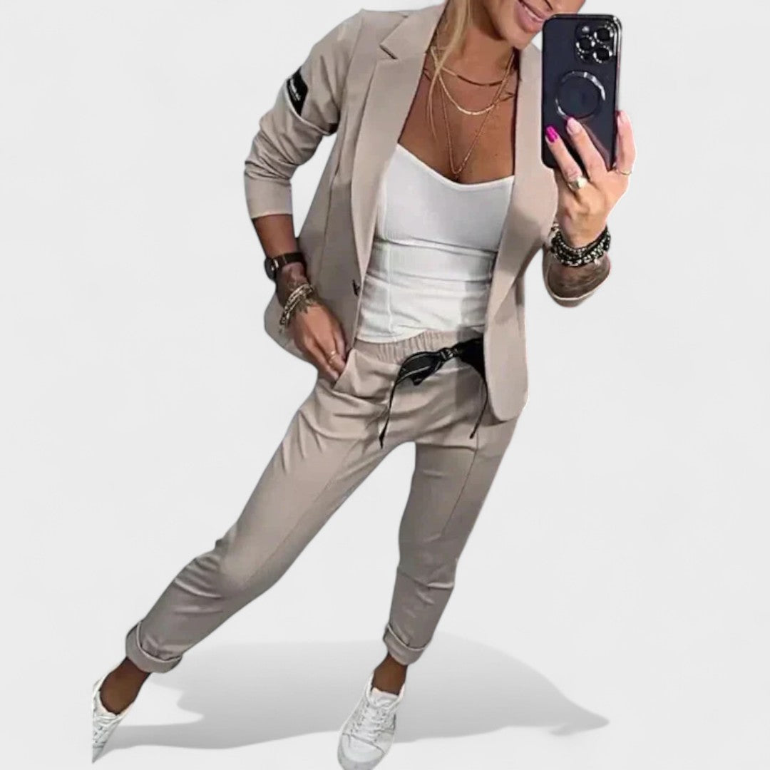 Karolina Prilagojen Set z Mehkim Blejzerjem in Hlačami