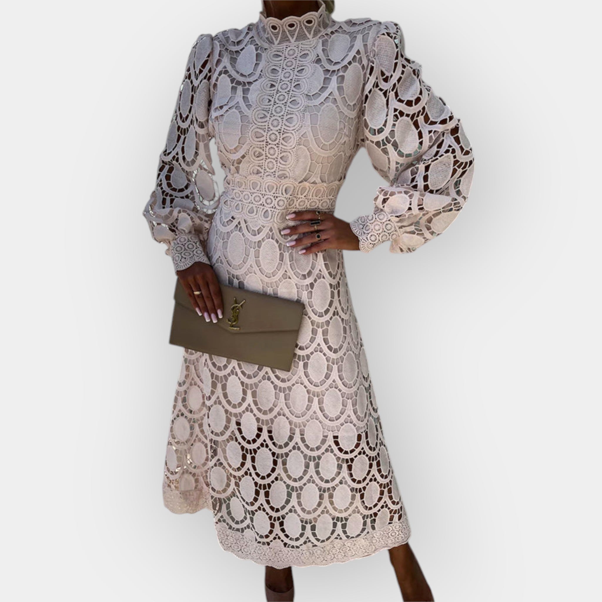 Romantična obleka s čipkastimi poudarki