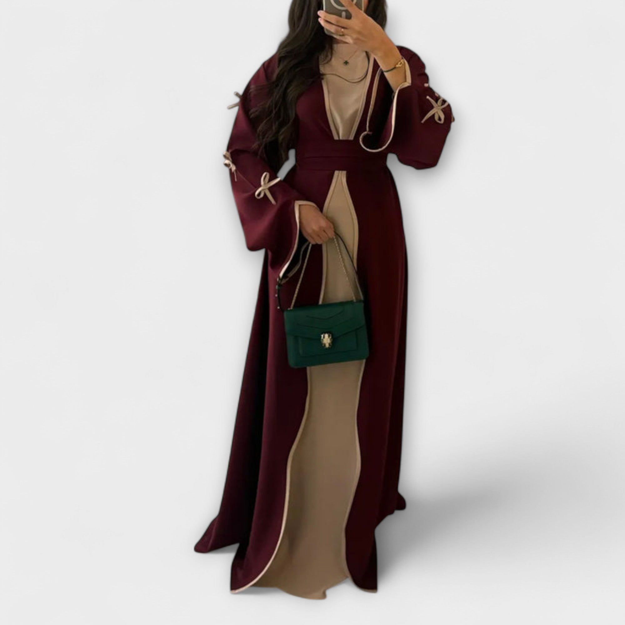 Elegantna kombinacija kardigana in obleke z črtastim okrasjem