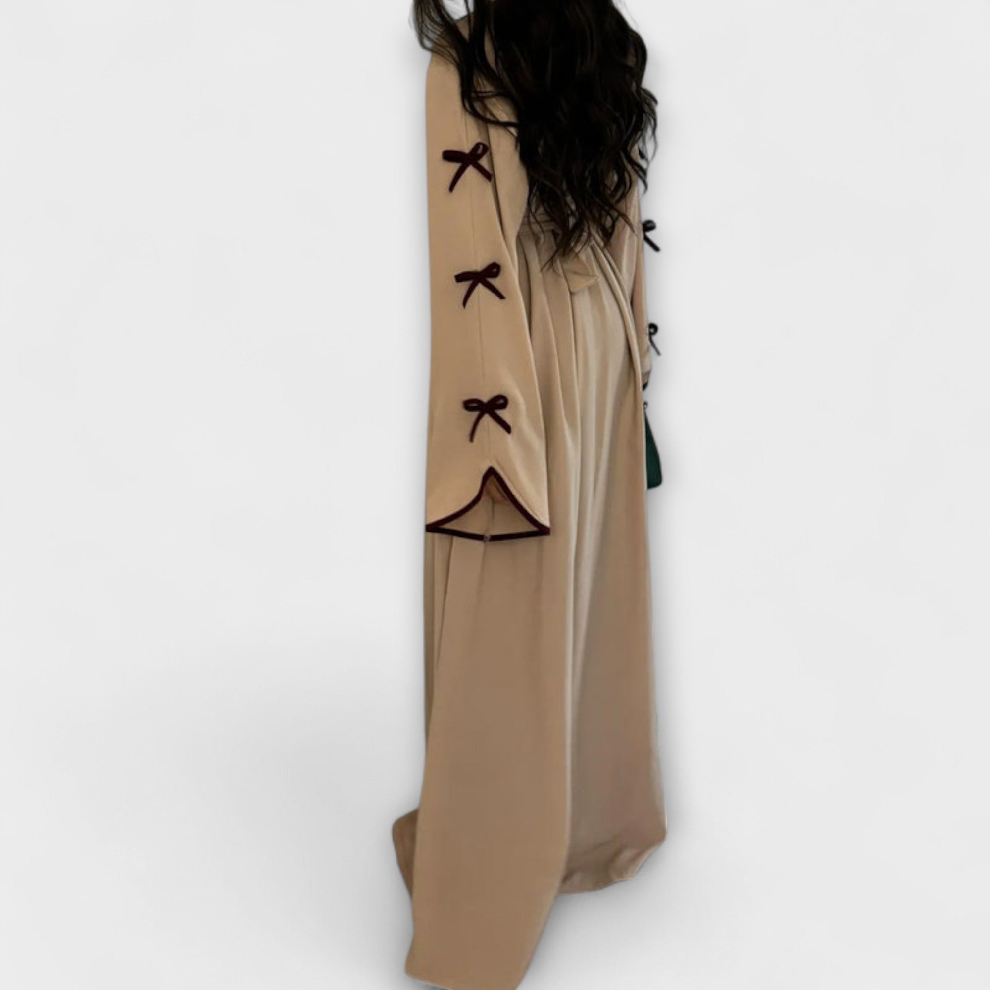 Elegantna kombinacija kardigana in obleke z črtastim okrasjem