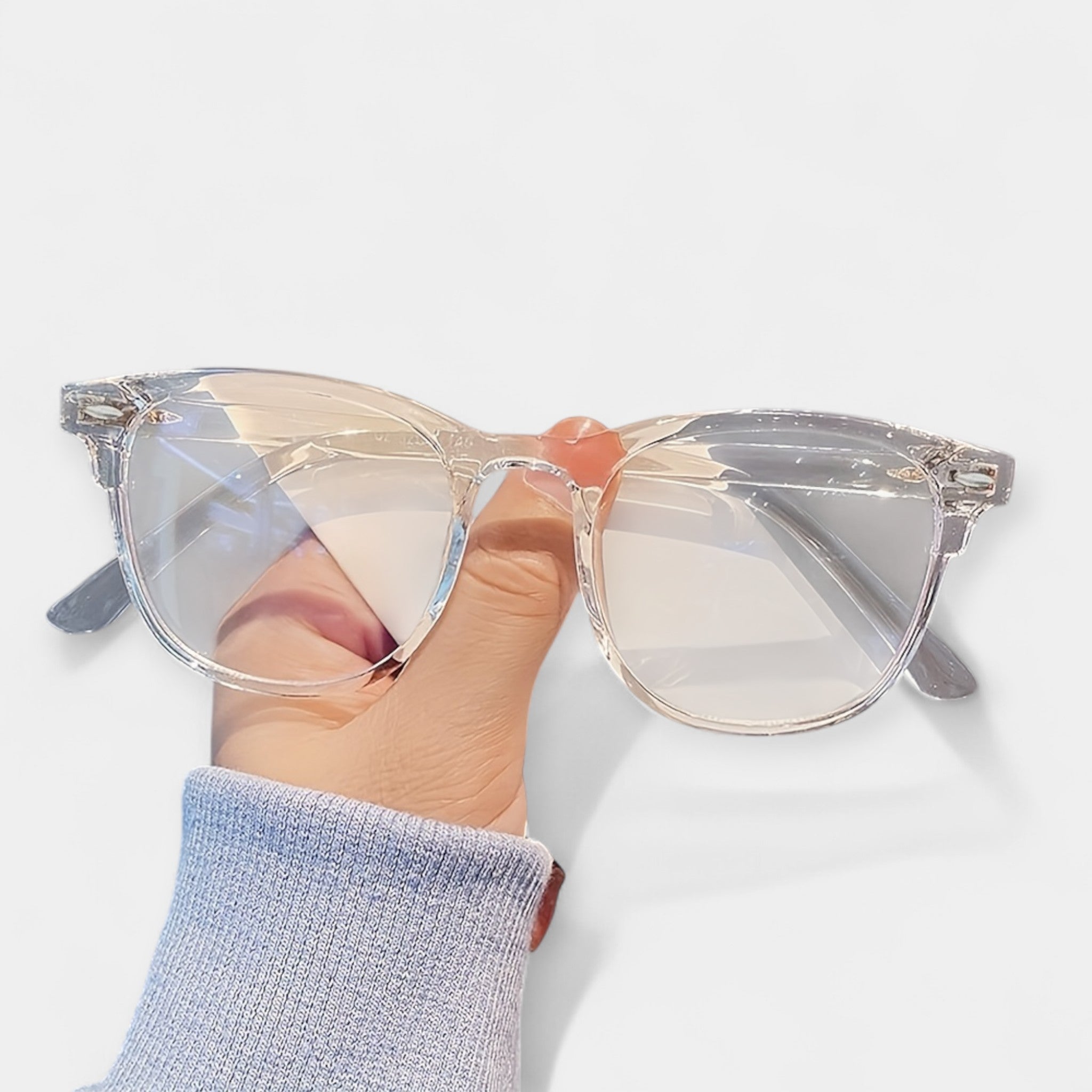 Očala za zaščito pred modro svetlobo" can be rewritten as "Očala proti modri svetlobi" or "Očala za zaščito pred modrim svetlobnim sevanjem.