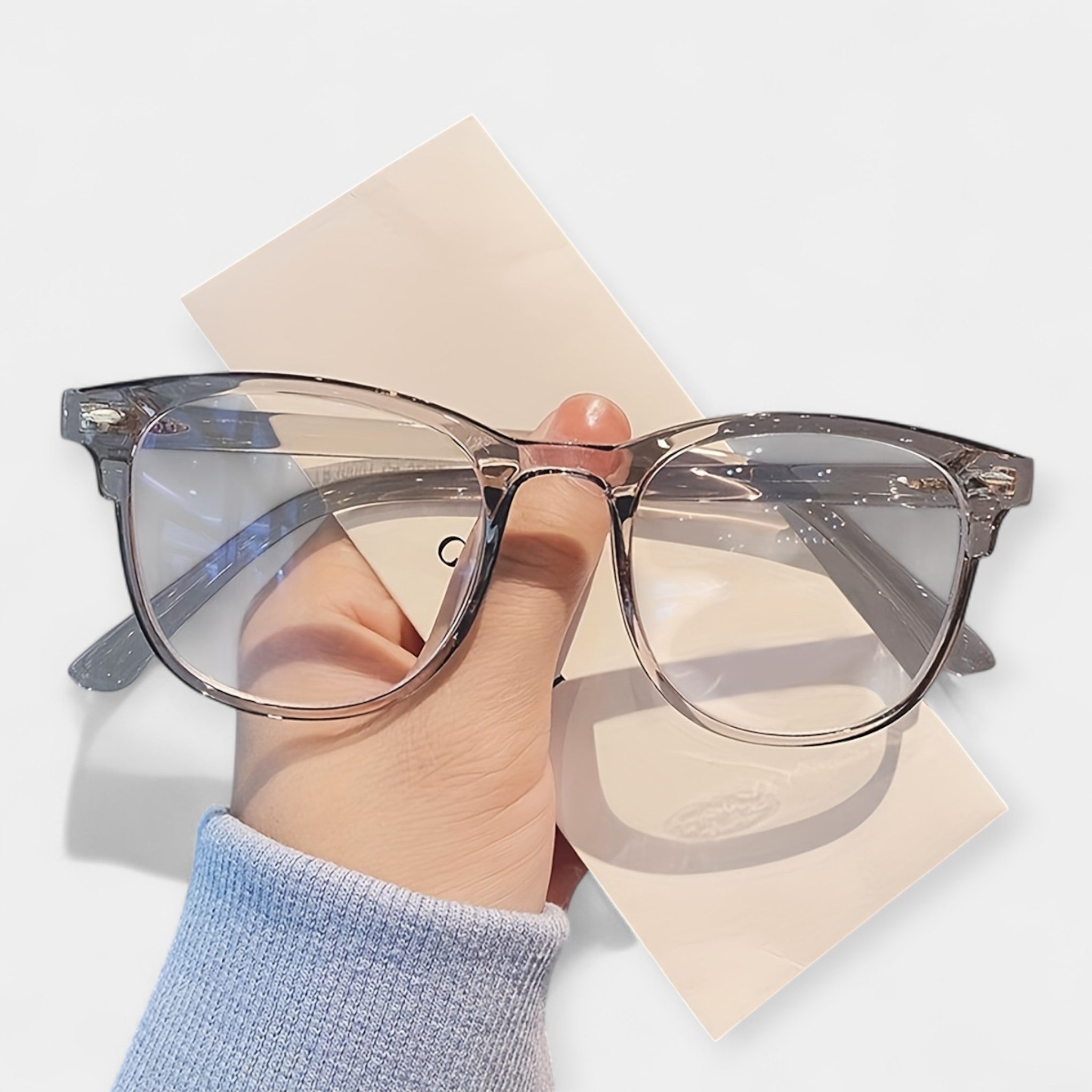 Očala za zaščito pred modro svetlobo" can be rewritten as "Očala proti modri svetlobi" or "Očala za zaščito pred modrim svetlobnim sevanjem.