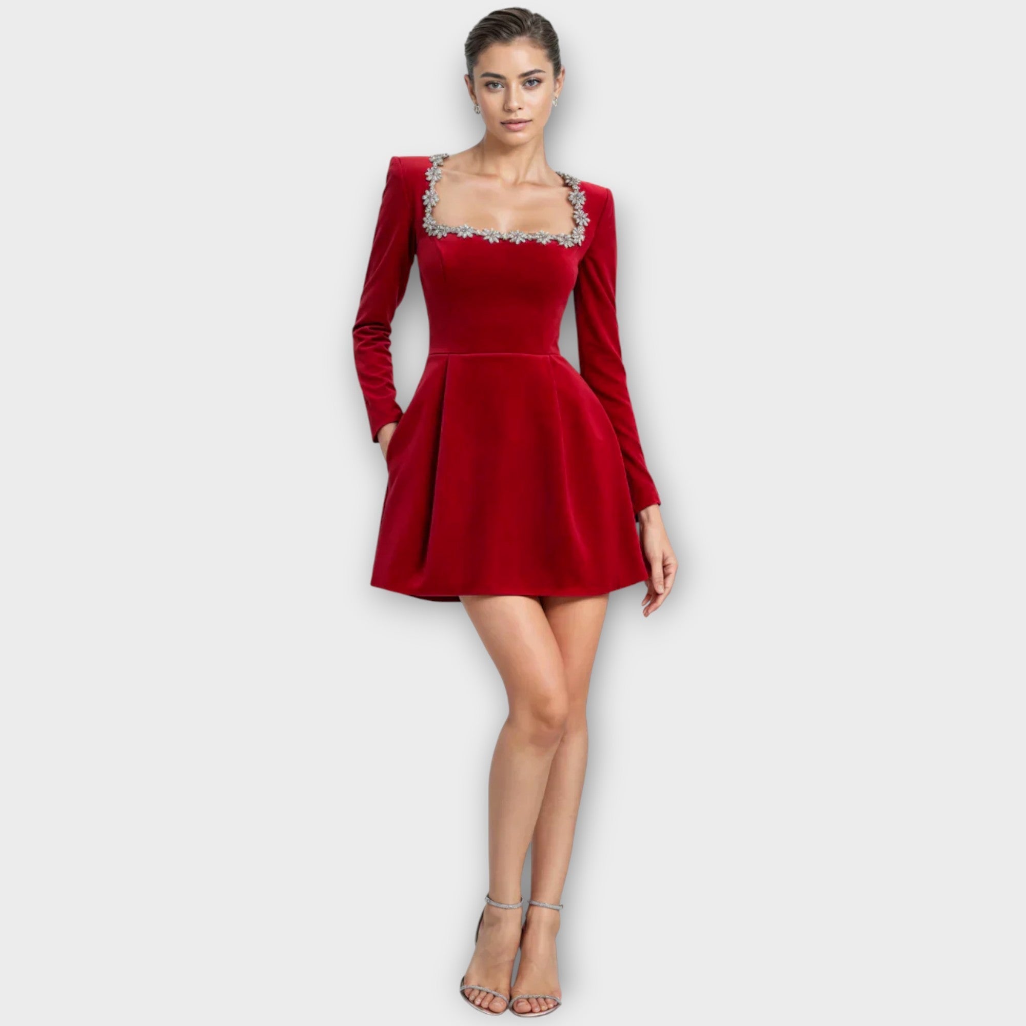 Kratka obleka s kristalnimi detajli in kvadratnim izrezom