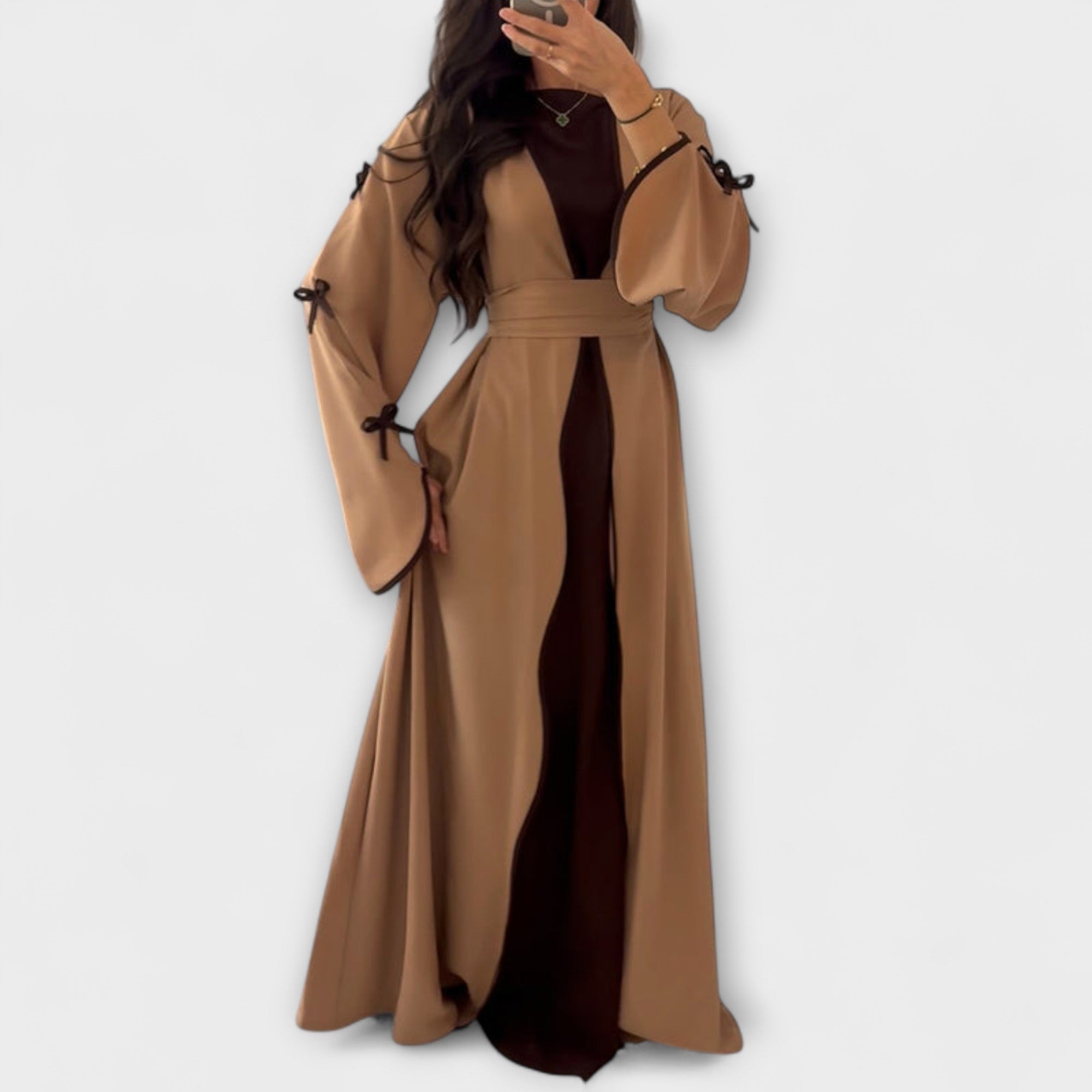 Elegantna kombinacija kardigana in obleke z črtastim okrasjem