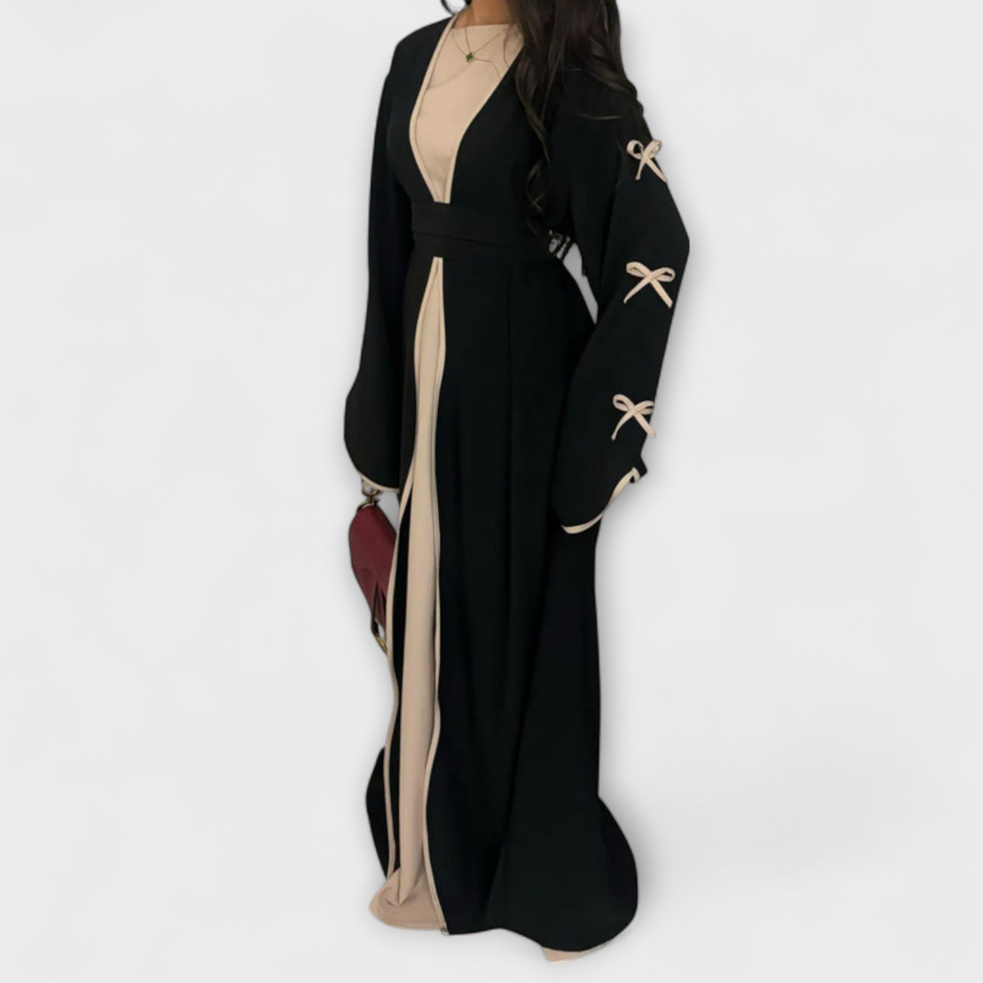 Elegantna kombinacija kardigana in obleke z črtastim okrasjem