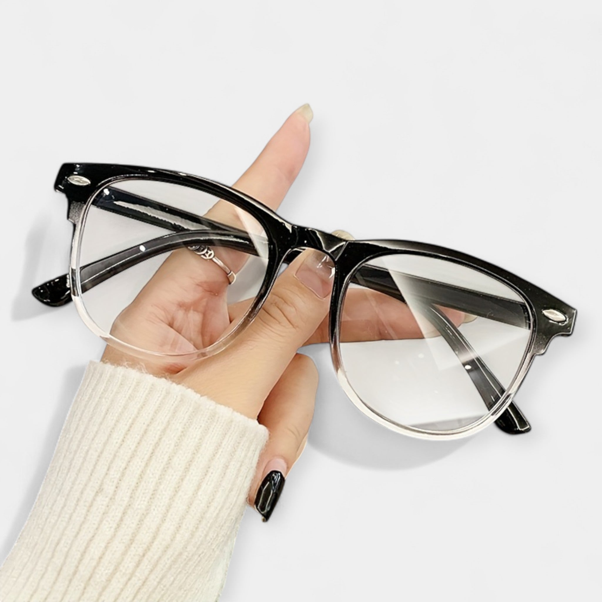 Očala za zaščito pred modro svetlobo" can be rewritten as "Očala proti modri svetlobi" or "Očala za zaščito pred modrim svetlobnim sevanjem.