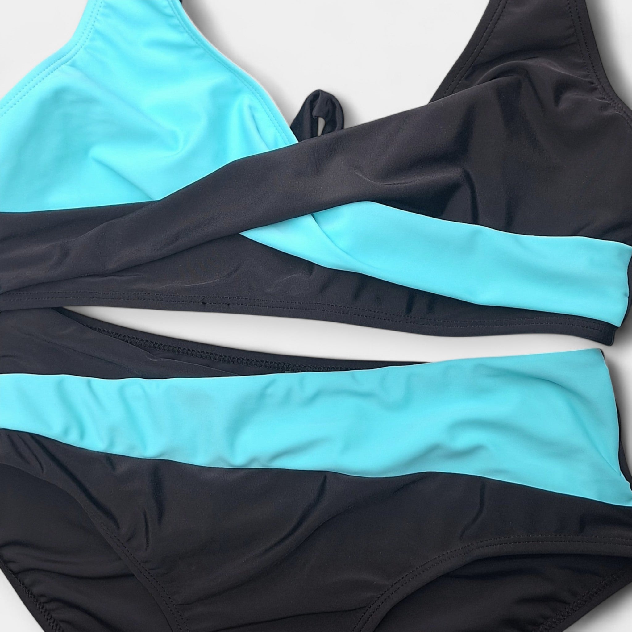 Bikini s križnim ovratnikom