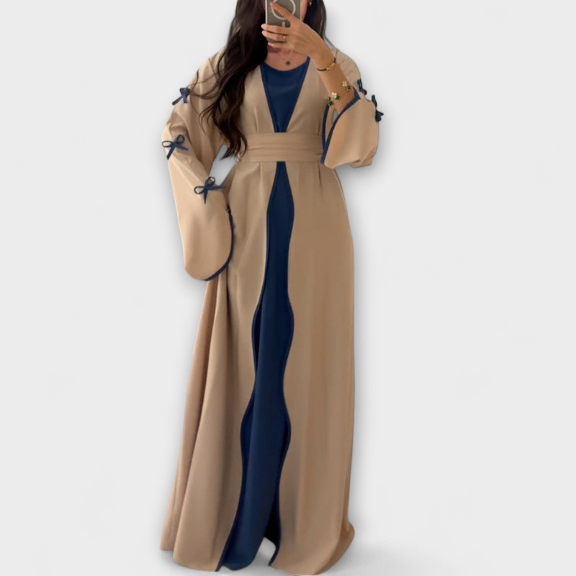 Elegantna kombinacija kardigana in obleke z črtastim okrasjem