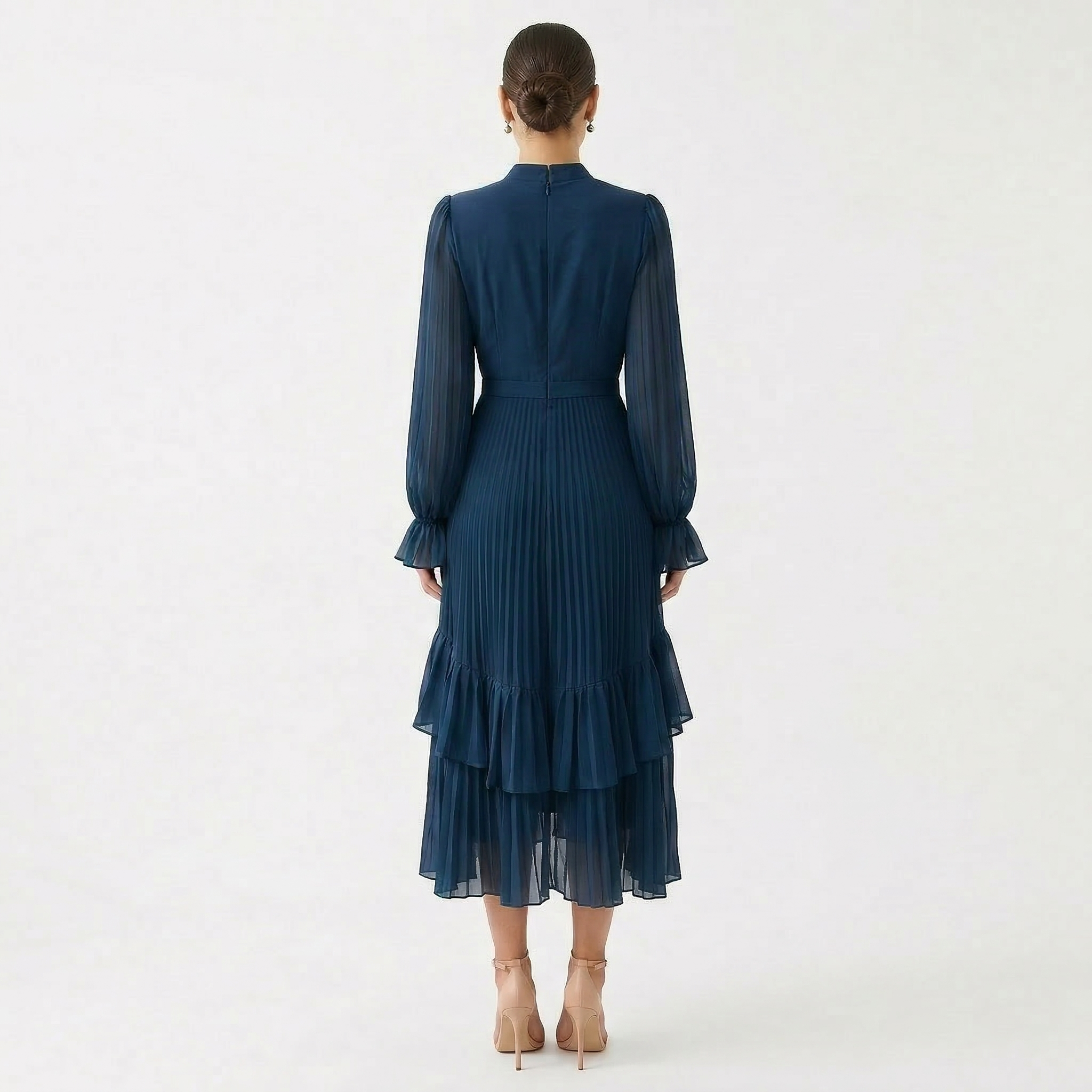 Mariana - Vestido Plissado com Mangas Fluídas e Folhos Assimétricos
