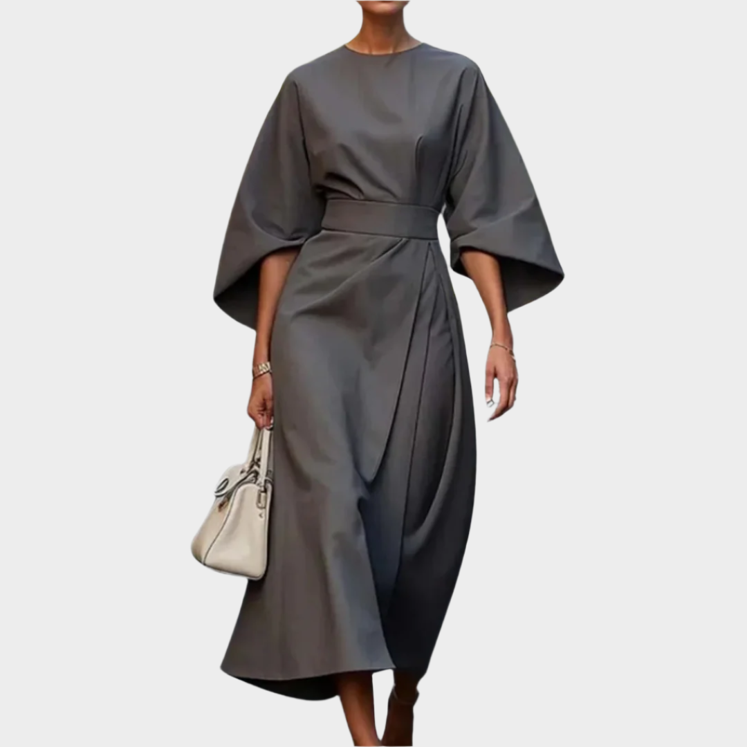 Elegantna minimalna obleka s pasom in širokimi rokavi