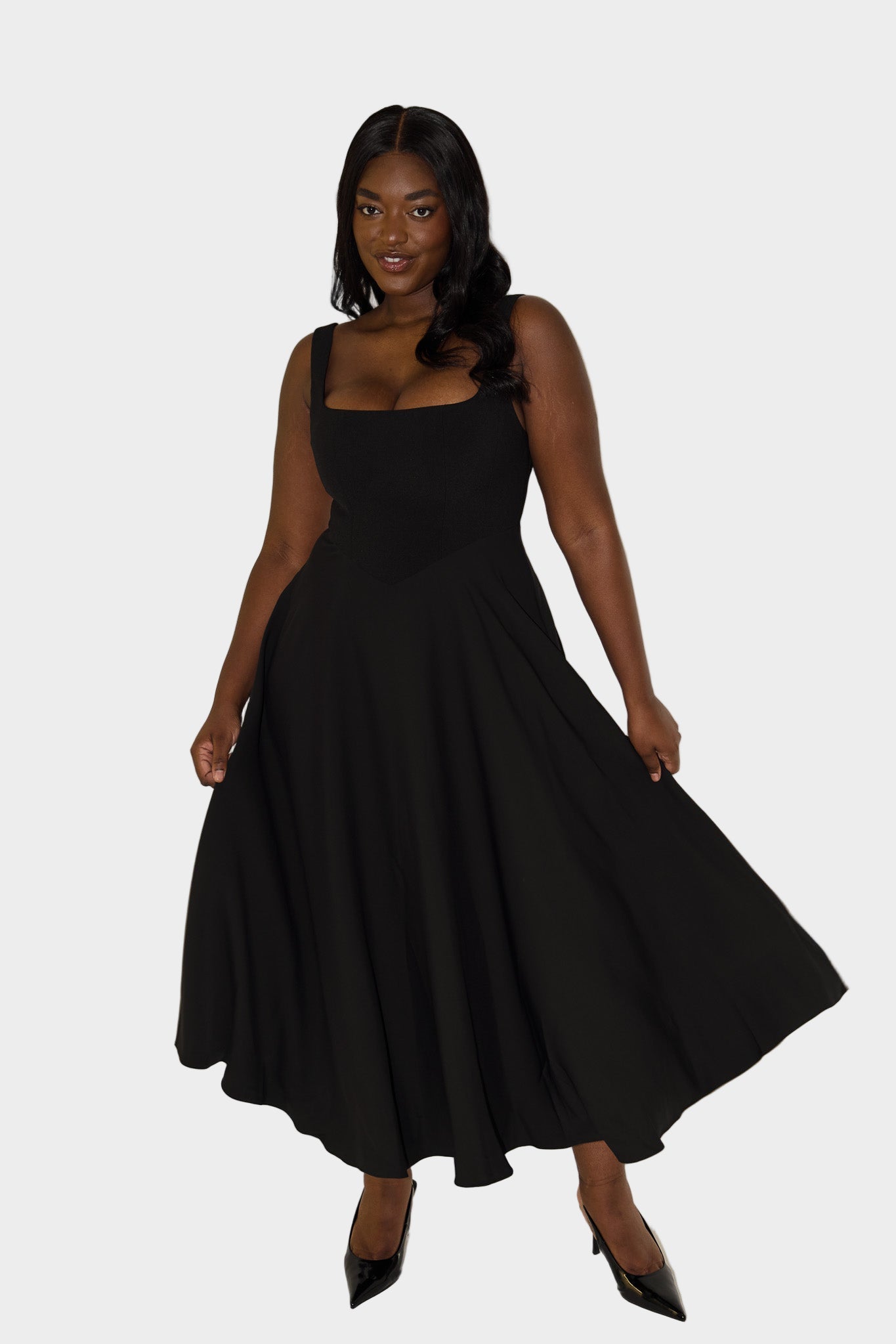 Večno zračna midi obleka z elegantno silhueto in naravnim gibanjem