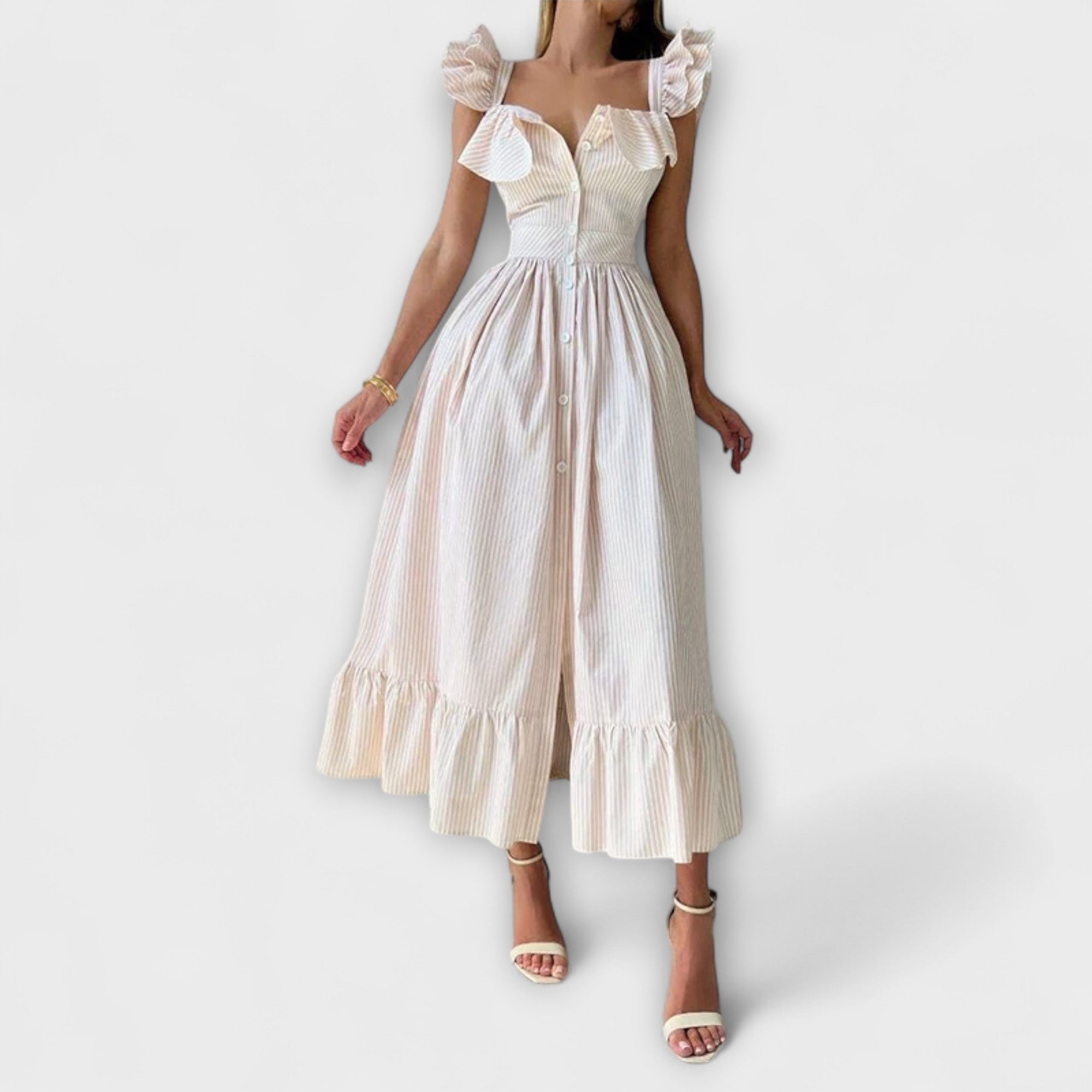 Obleka z nabrano detajli