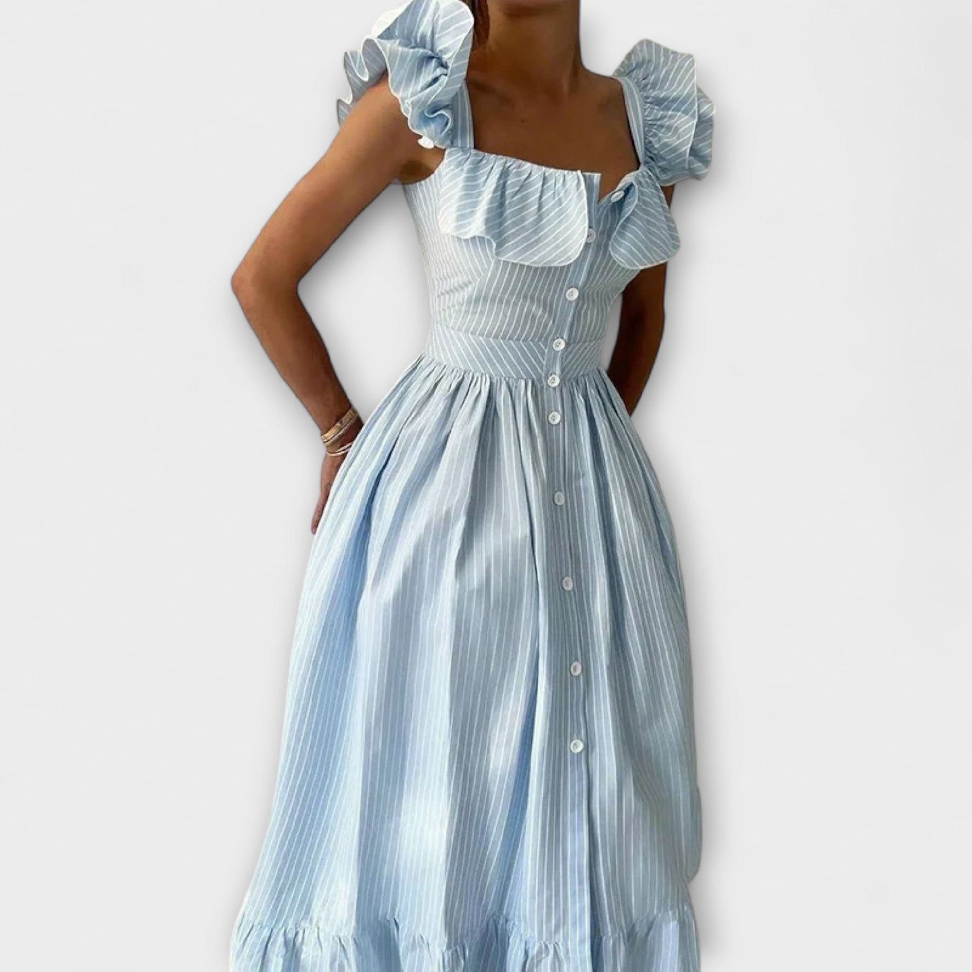 Obleka z nabrano detajli