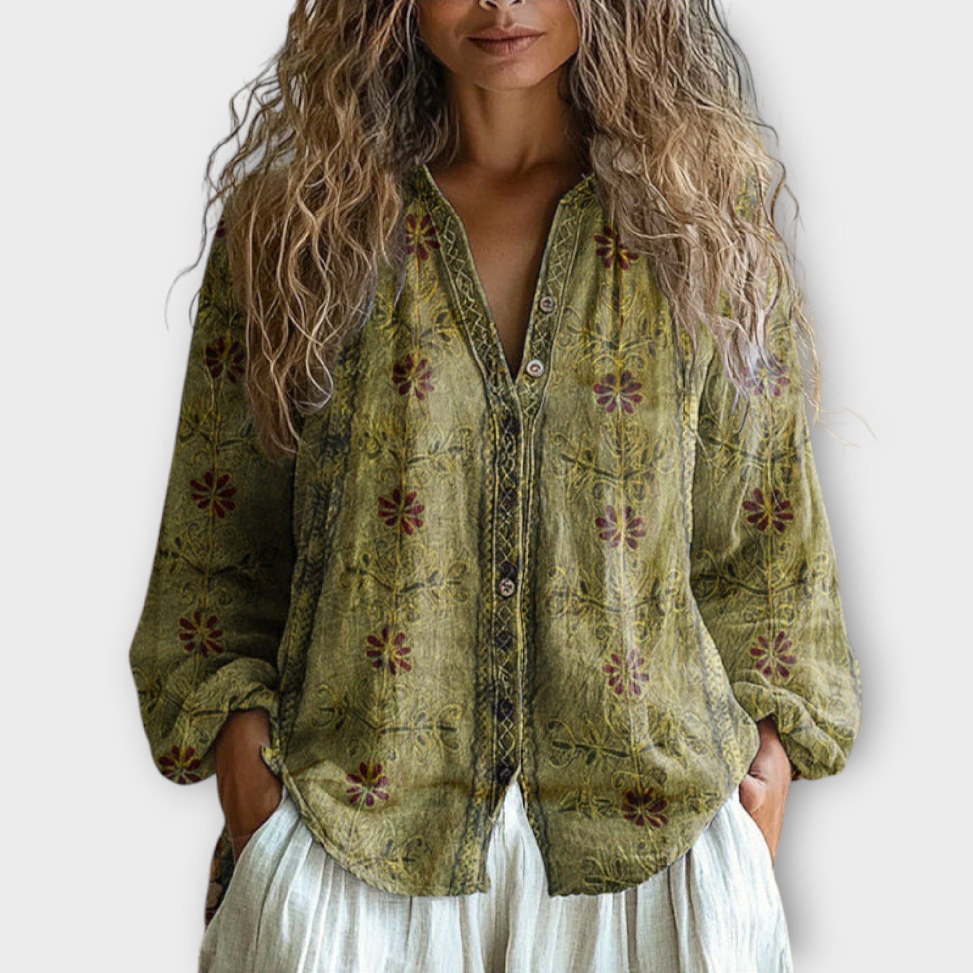 Udobna bluzica z gumbi in umetniškimi elementi