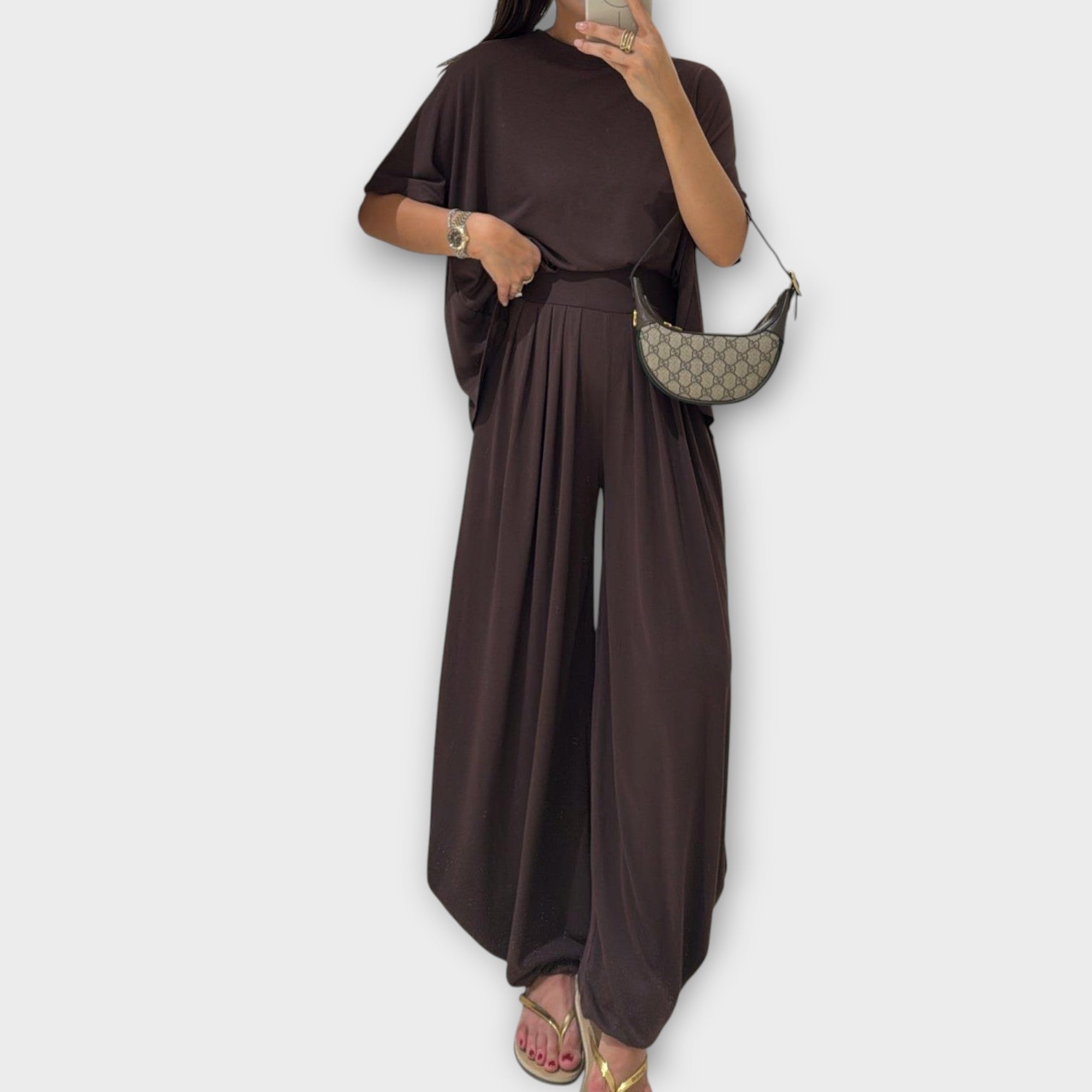 Udobna zgornja majica in široke hlače za prosti čas