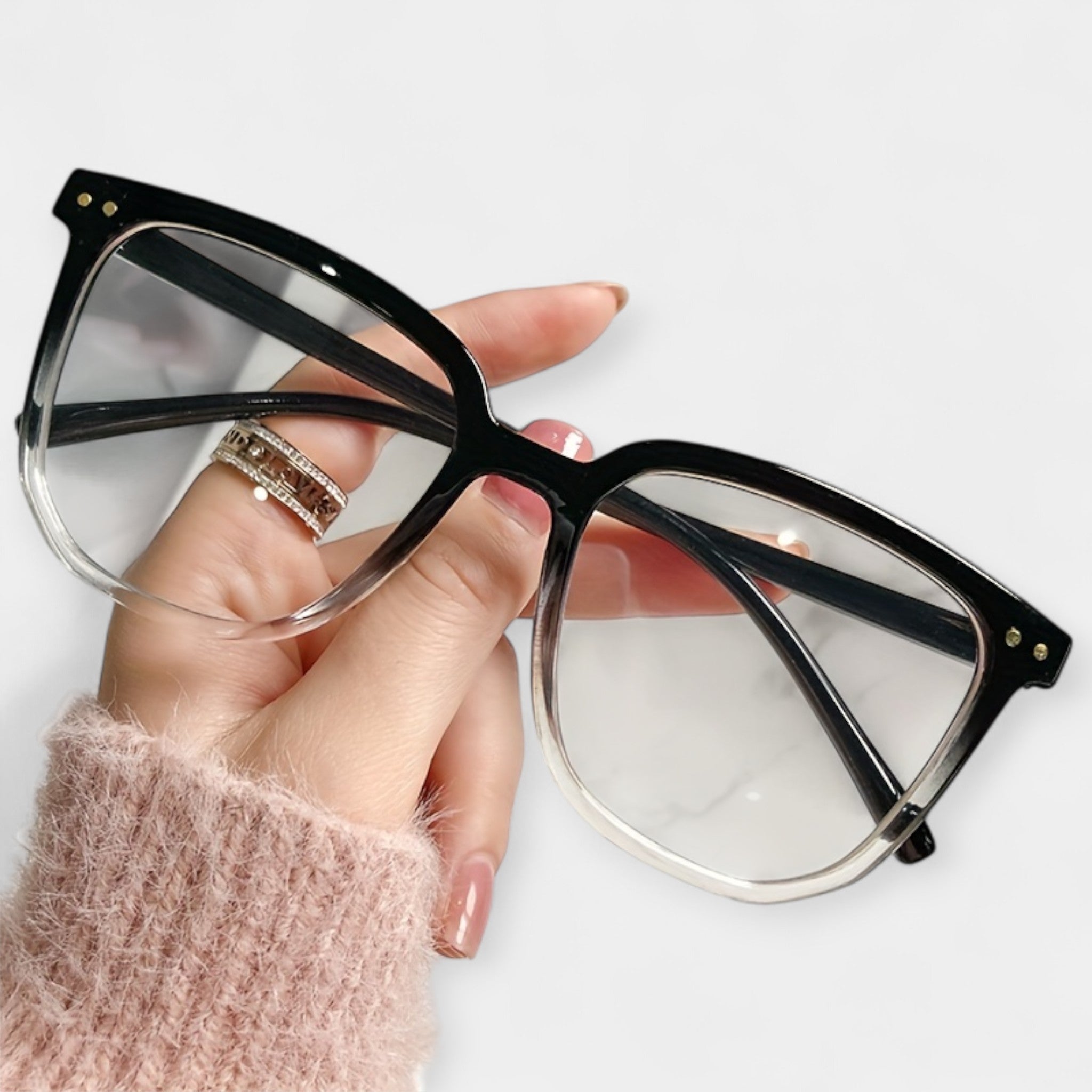 Kvadratna očala z zaščito pred modro svetlobo" can be rewritten as "Kvadratna očala z modro svetlobno zaščito.