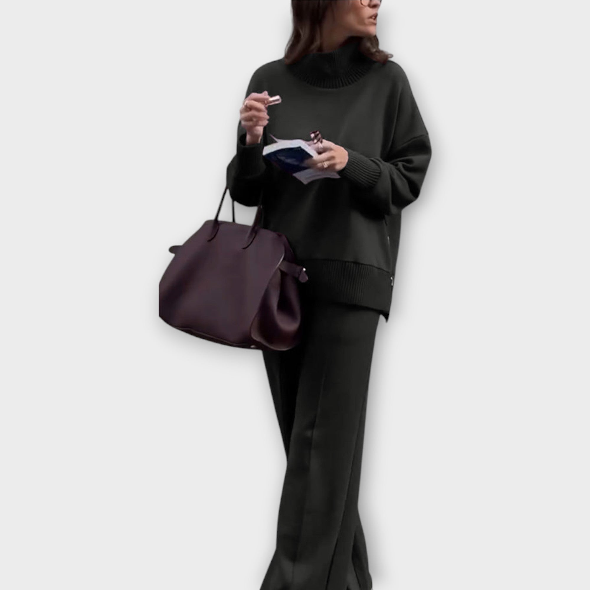 Udoben pleteni komplet z visokim ovratnikom in širokimi hlačami