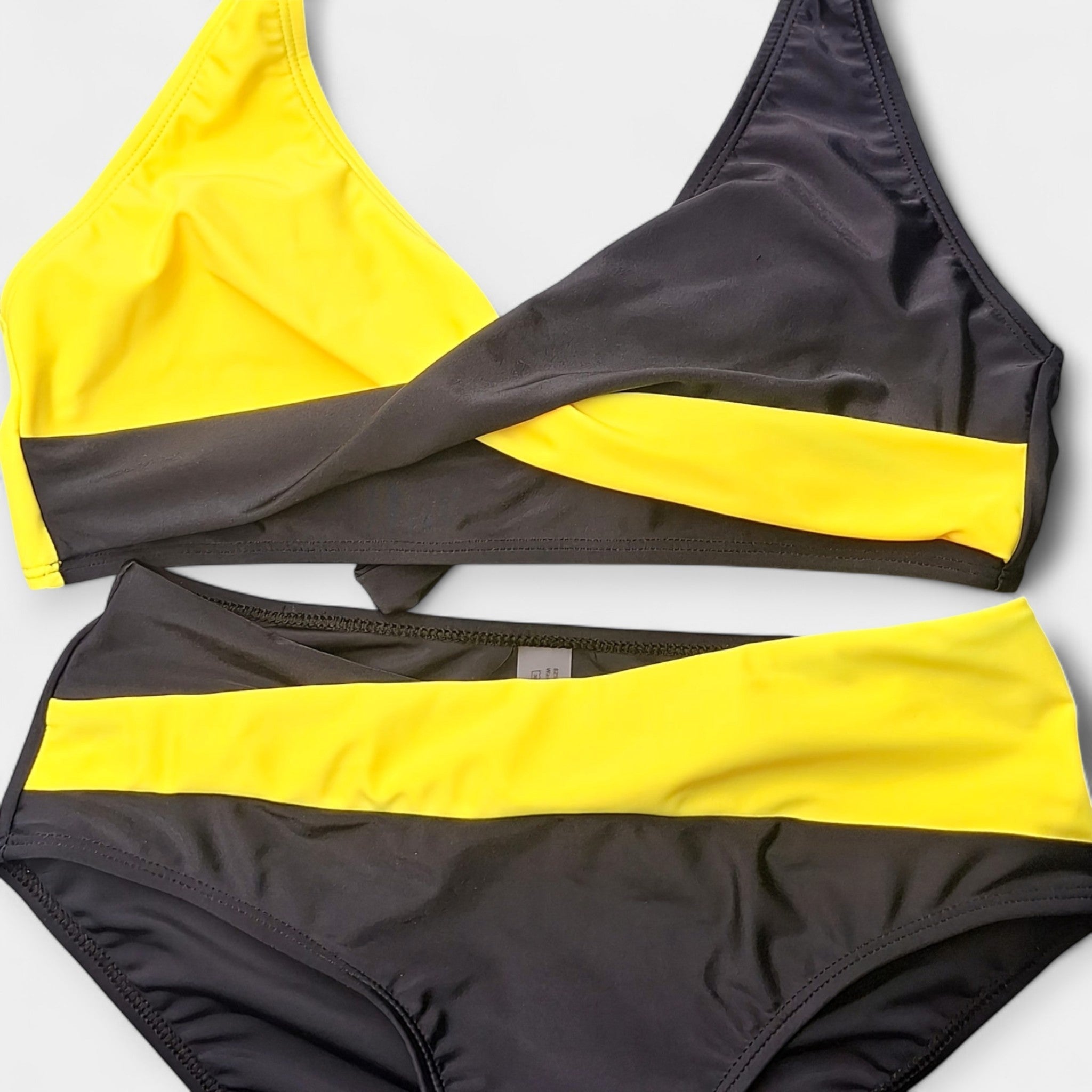 Bikini s križnim ovratnikom