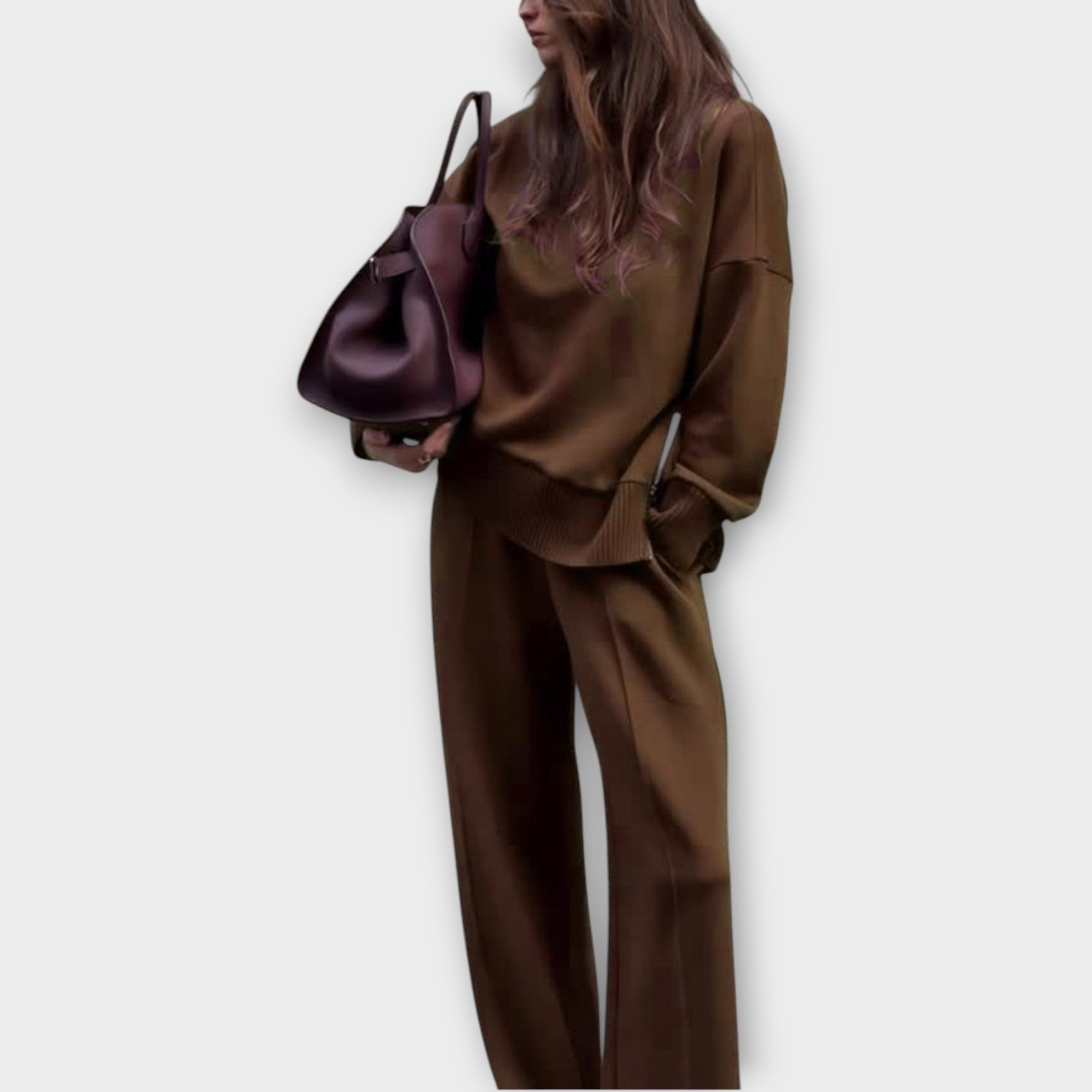 Udoben pleteni komplet z visokim ovratnikom in širokimi hlačami