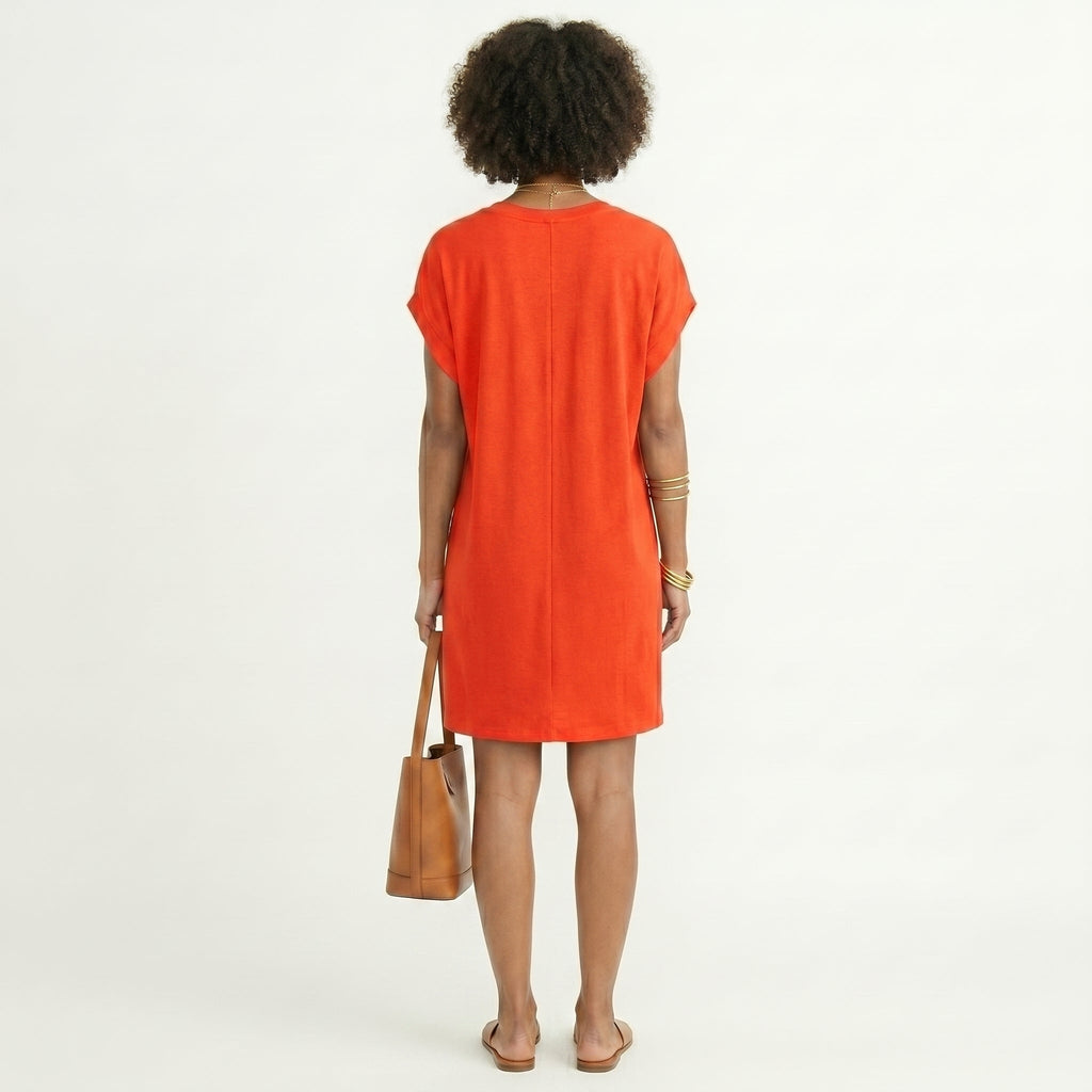 Camila - Vestido Curto Fluído com Decote em V Trabalhado